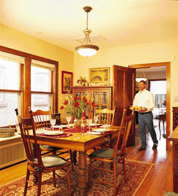 Thom and Dennis consciously left windows uncovered to draw maximum sunshine into their urban cottage. With the home’s snug design and natural lighting, the kitchen and dining room are easily illuminated and visible from the living room.